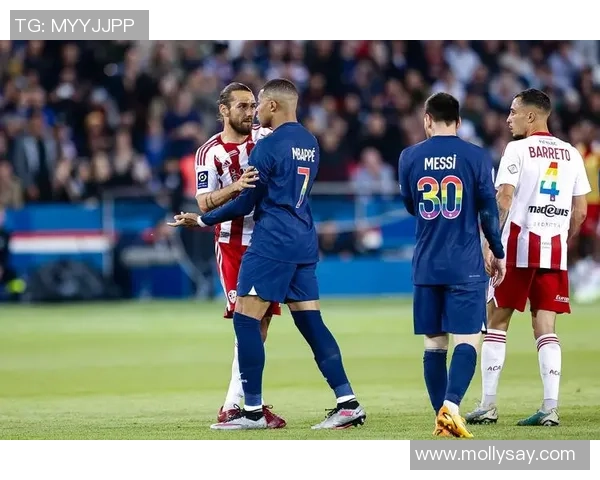 姆巴佩接直塞突破防线禁区内倒地裁判未做判罚引争议