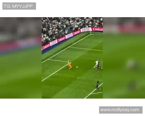 姆巴佩接直塞突破防线禁区内倒地裁判未做判罚引争议 姆巴佩接直塞突破防线禁区内倒地裁判未做判罚引争议